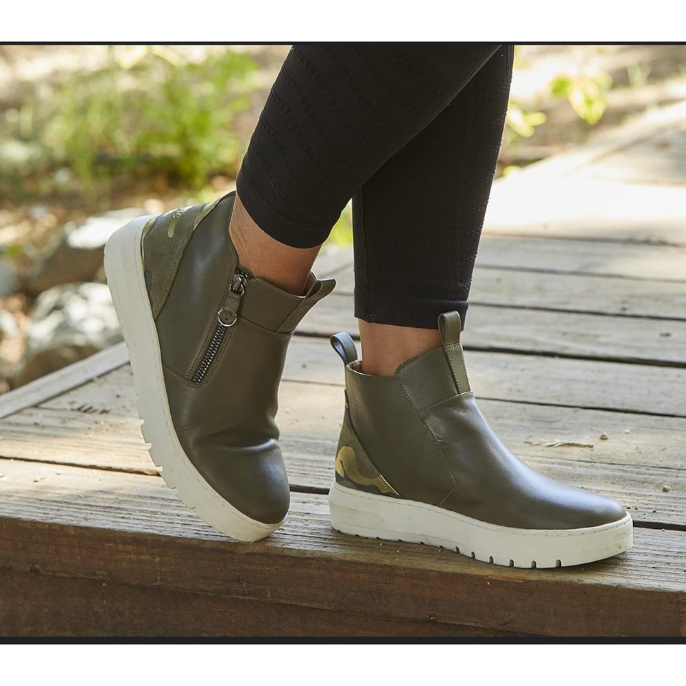 Women's Vionic Brinkley Ankle Boots Size 9 Olive Green Camo